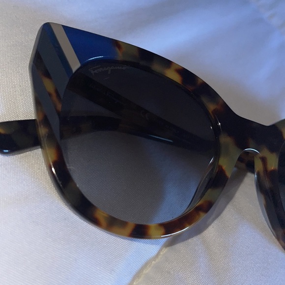 Ferragamo Sunglasses NWOT - Picture 2 of 5